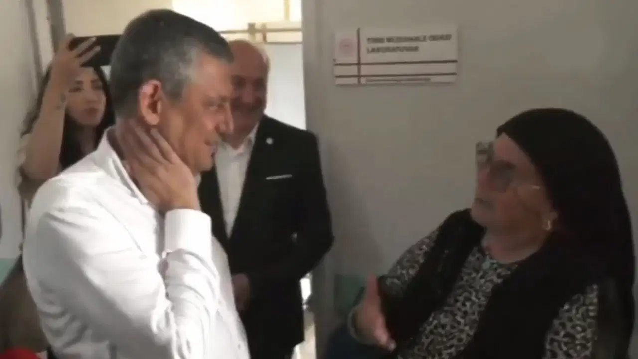 Özgür Özel’den, Kılıçdaroğlu’nu soran kadına gündem olan yanıt: ‘Kafasına göre bizim binada oturuyor…’